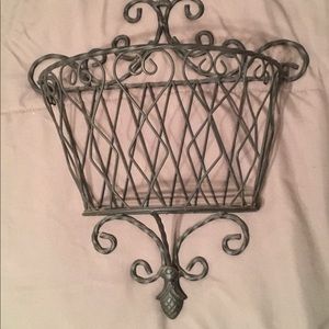 Wired wall basket